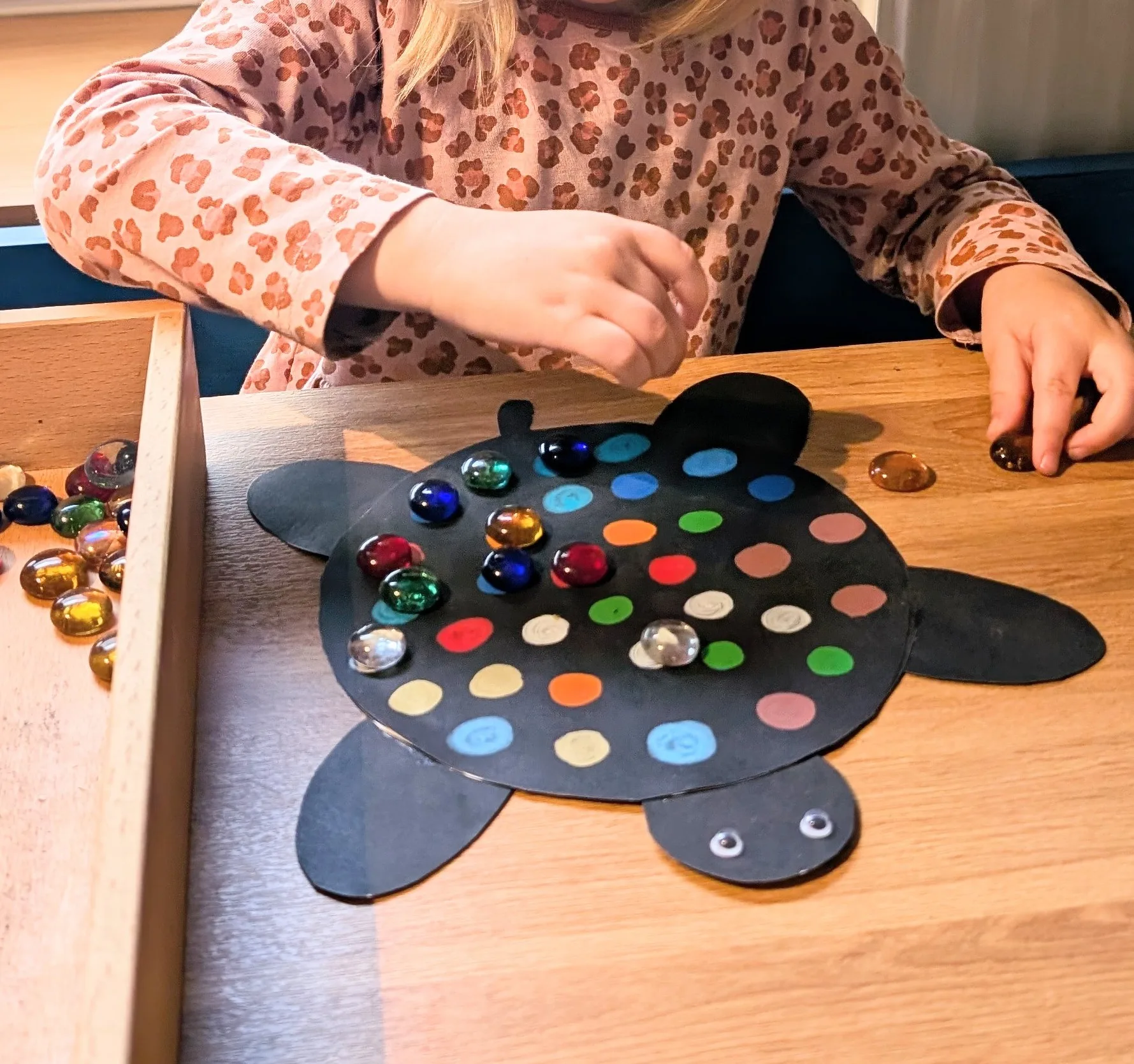 Spielen mit Sand und Glassteinen in der kreativen Zone